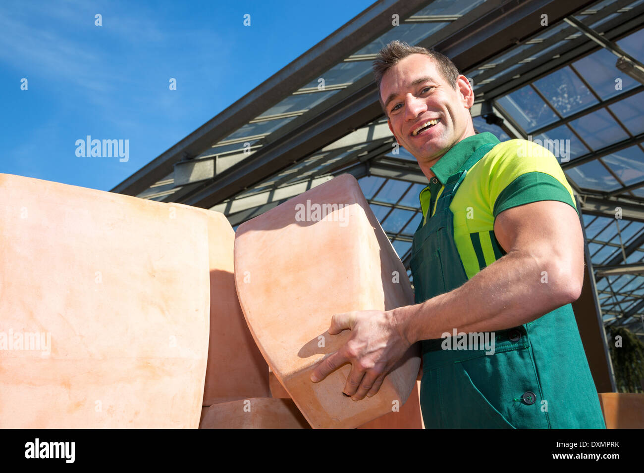 Mitarbeiter im Gartencenter mit einigen Keramik Stockfoto