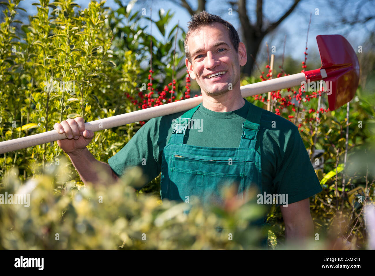 Landwirt oder Gärtner posiert mit Schaufel in Garten Baumschule Stockfoto
