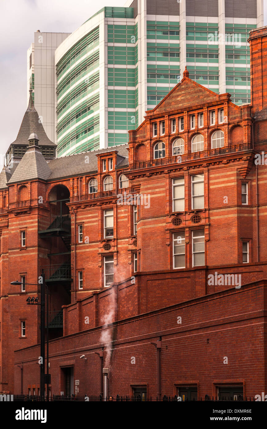 University College London, UCL, kreuzförmige Gebäude und University College Hospital in London, UK Stockfoto