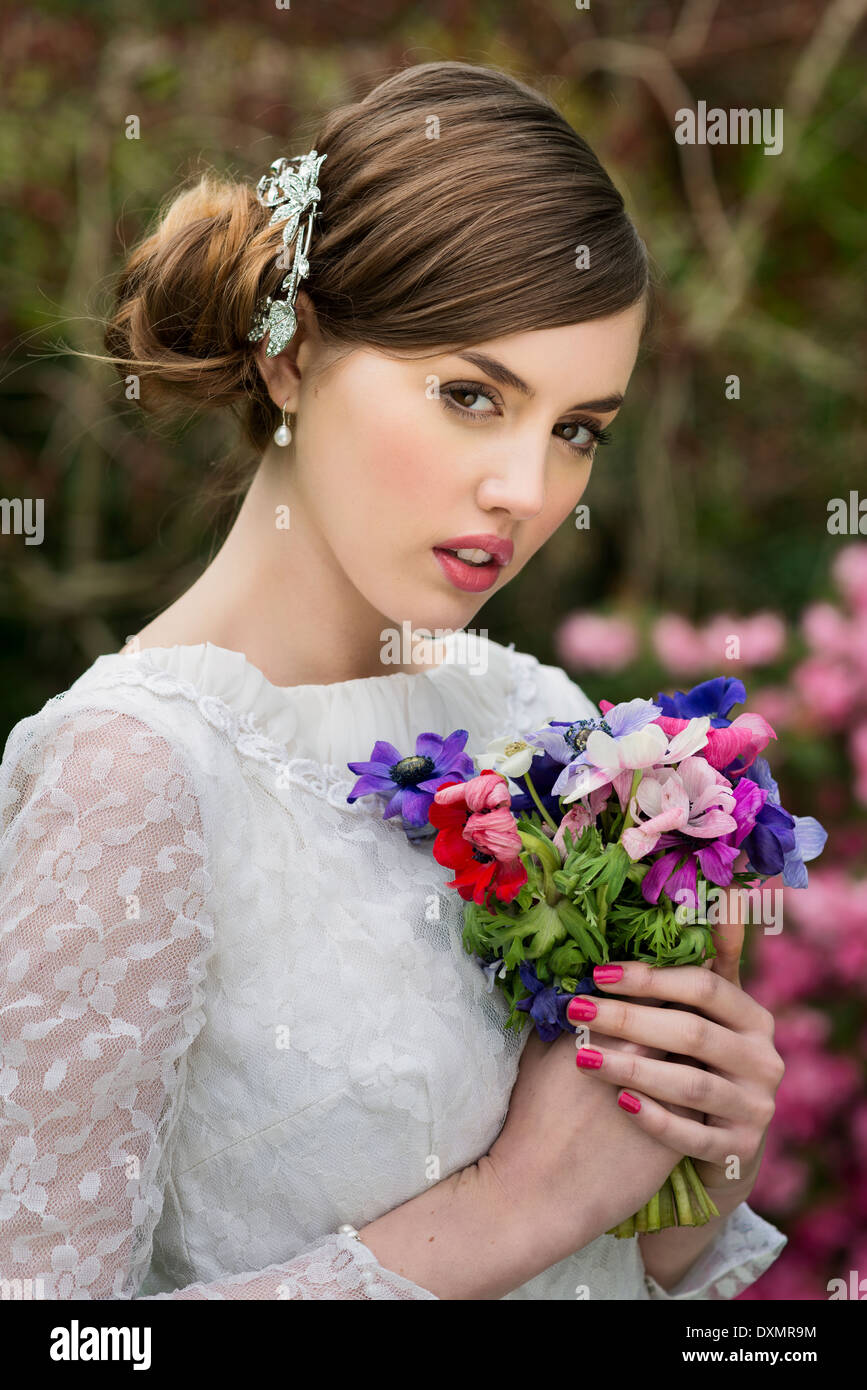 Junge Braut an ihrem Hochzeitstag Stockfoto