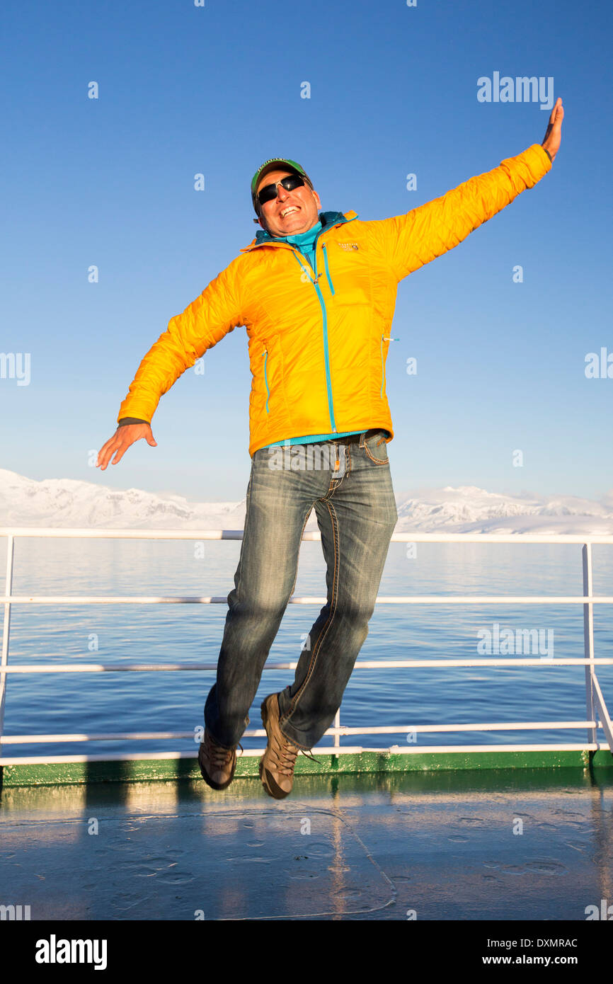 Ein Passagier auf dem Deck der Akademik Sergey Vavilov, verstärkt ein Eis Schiff bei einer Expedition in die Antarktis Stockfoto