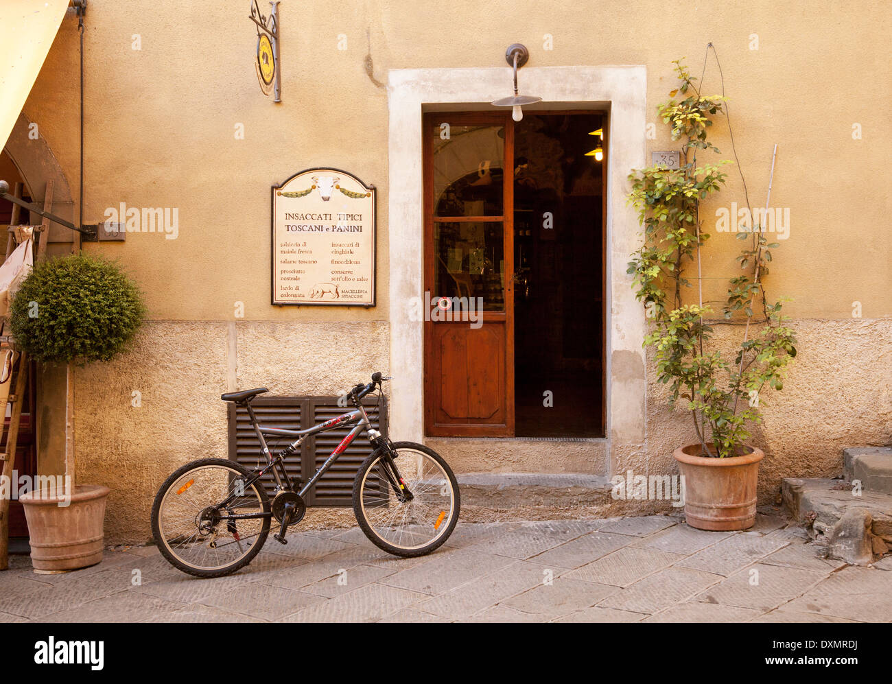 Restaurant-Front mit Fahrrad in der Stadt von Castillini, Italien in Chianti. Stockfoto