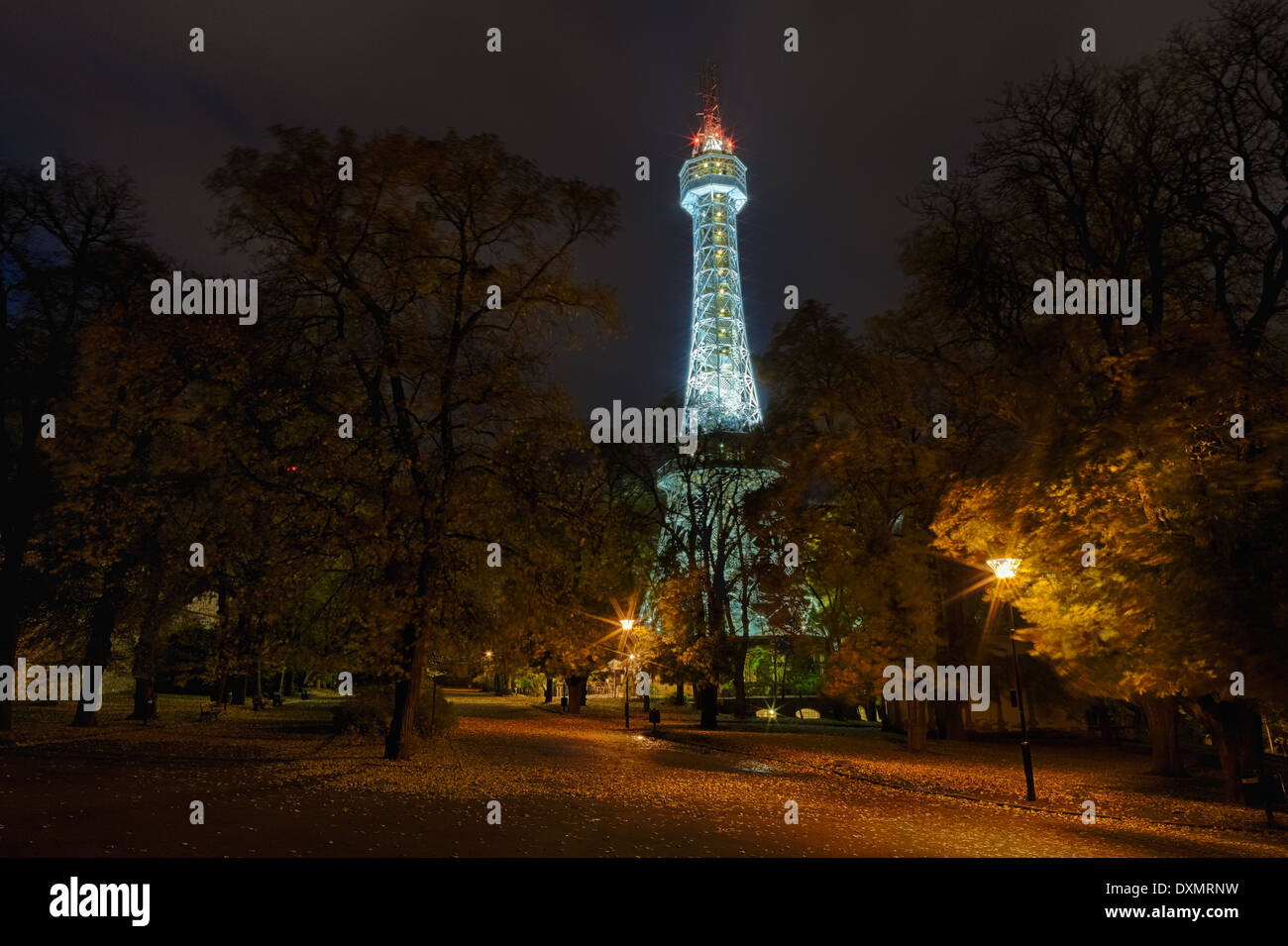 Prag-Aussichtsturm auf dem Petrin-Hügel mit der Nachtbeleuchtung Stockfoto