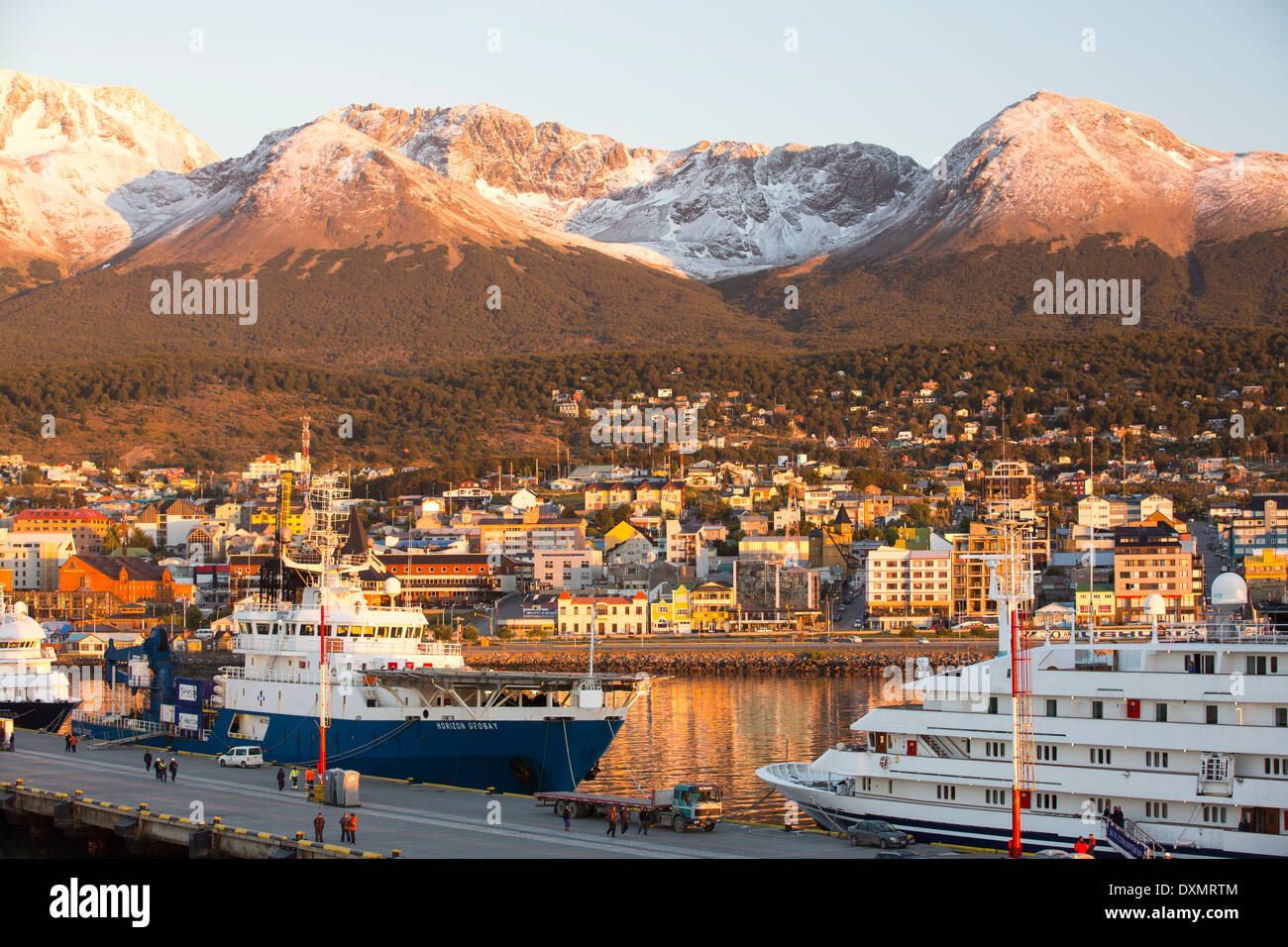 Sonnenaufgang über der Antarktis-Expedition Schiffe im Hafen von Ushuaia ist die Hauptstadt von Feuerland in Argentinien Stockfoto