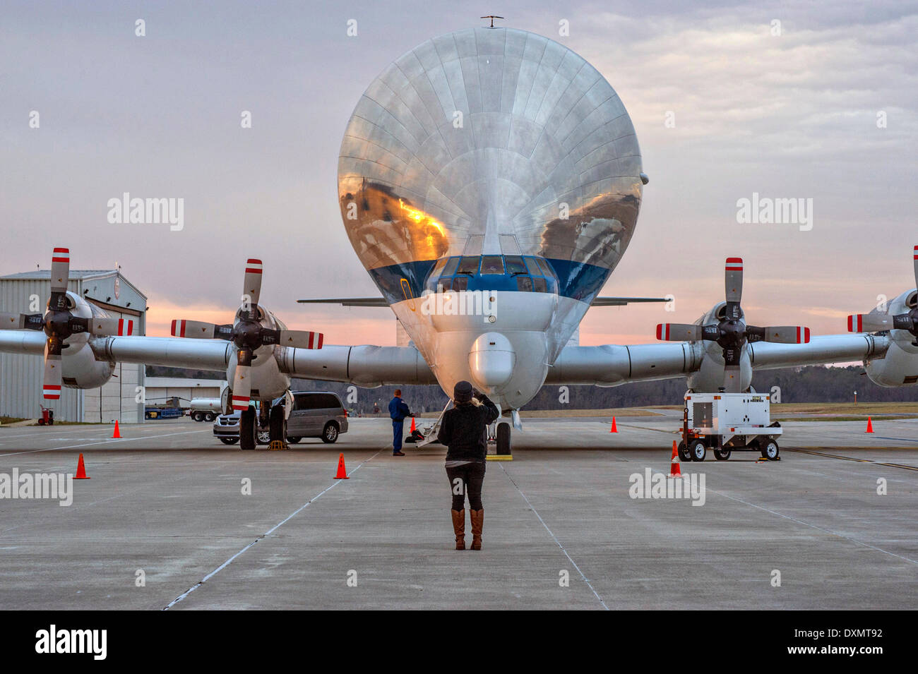 NASA Super Guppy, landet ein speziell entwickeltes Großraumflugzeug Frachtflugzeug auf der Redstone Army Airfield 27. März 2014 in Huntsville, Alabama. Das Flugzeug geliefert einen High-Tech kryogenen Kraftstofftank am Marshall Space Flight Center entscheidend für die Zukunft der Tiefe des Weltraums zu Testzwecken. Stockfoto