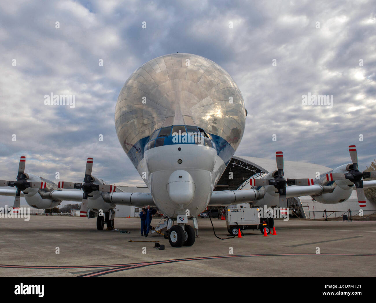 NASA Super Guppy, landet ein speziell entwickeltes Großraumflugzeug Frachtflugzeug auf der Redstone Army Airfield 27. März 2014 in Huntsville, Alabama. Das Flugzeug geliefert einen High-Tech kryogenen Kraftstofftank am Marshall Space Flight Center entscheidend für die Zukunft der Tiefe des Weltraums zu Testzwecken. Stockfoto