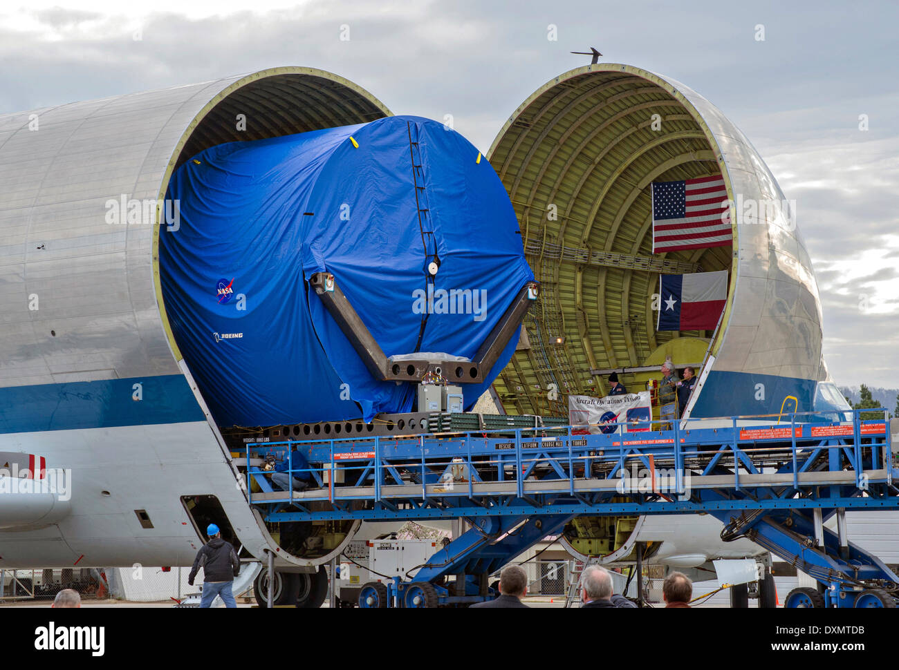 NASA Super Guppy, landet ein speziell entwickeltes Großraumflugzeug Frachtflugzeug auf der Redstone Army Airfield 27. März 2014 in Huntsville, Alabama. Das Flugzeug geliefert einen High-Tech kryogenen Kraftstofftank am Marshall Space Flight Center entscheidend für die Zukunft der Tiefe des Weltraums zu Testzwecken. Stockfoto