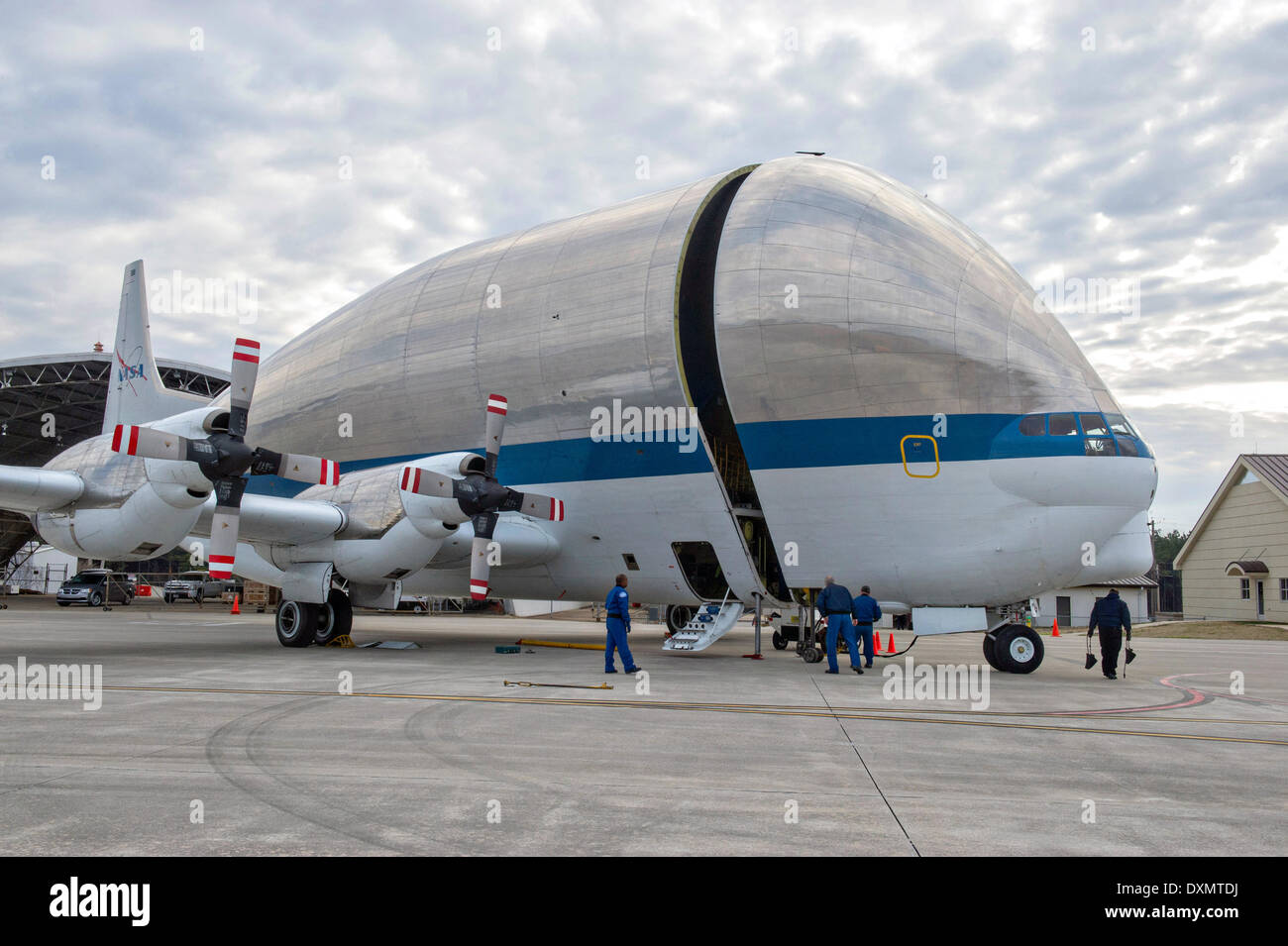 NASA Super Guppy, landet ein speziell entwickeltes Großraumflugzeug Frachtflugzeug auf der Redstone Army Airfield 27. März 2014 in Huntsville, Alabama. Das Flugzeug geliefert einen High-Tech kryogenen Kraftstofftank am Marshall Space Flight Center entscheidend für die Zukunft der Tiefe des Weltraums zu Testzwecken. Stockfoto