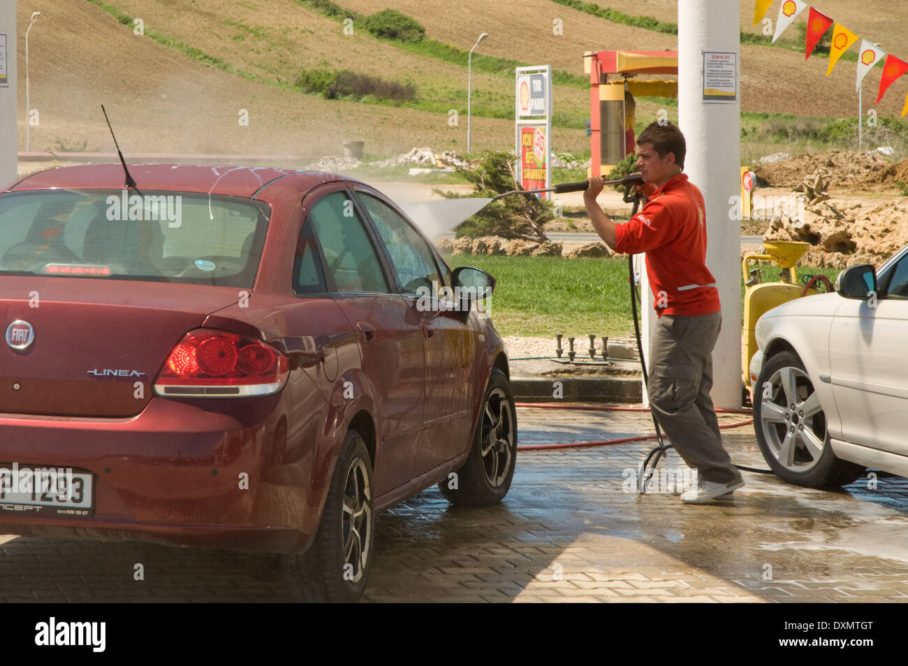 Europa/Asien, Türkei, Auto gewaschen mit Power-Spray an Tankstelle auf der Autobahn E80 Stockfoto
