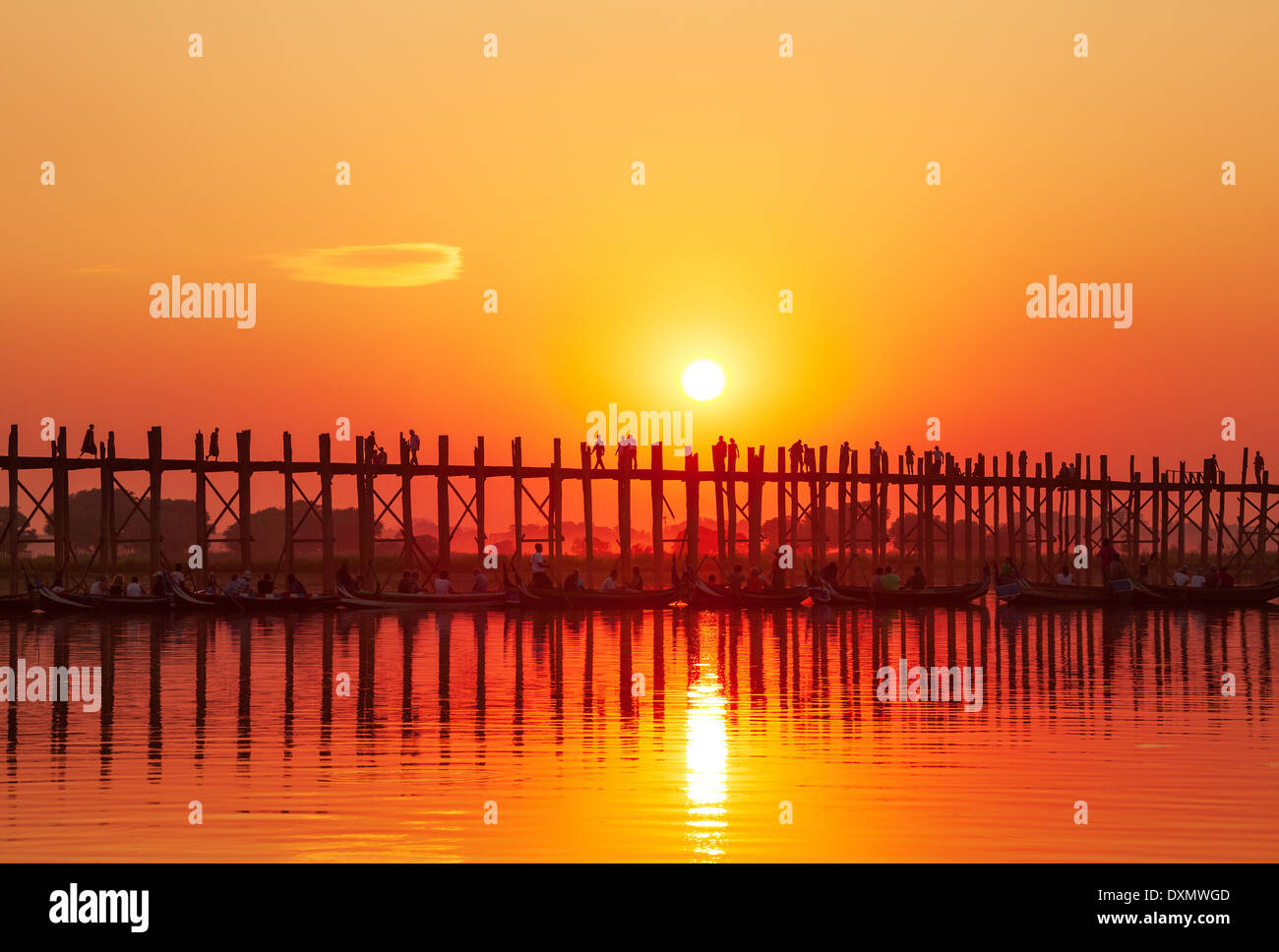 U Bein Brücke bei Sonnenuntergang. Amarapura, Myanmar. Stockfoto