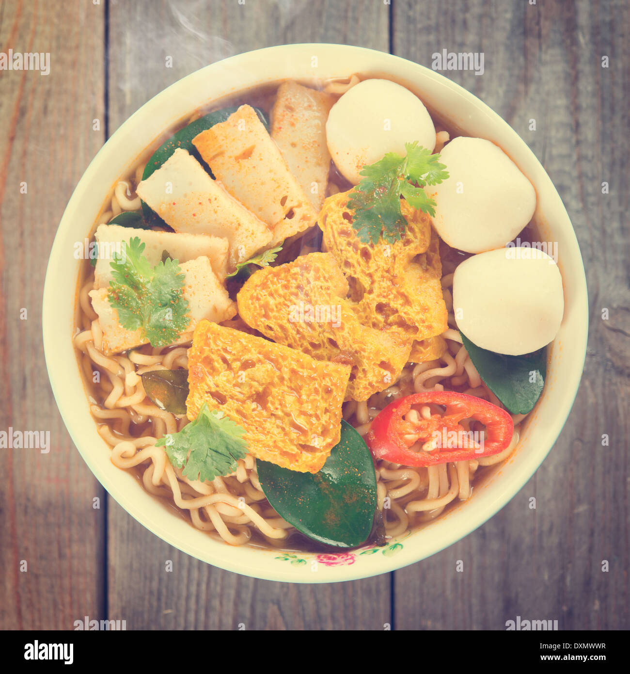 Scharfes Curry instant-Nudelsuppe im Vintage retro-Stil am Esstisch aus Holz. Stockfoto