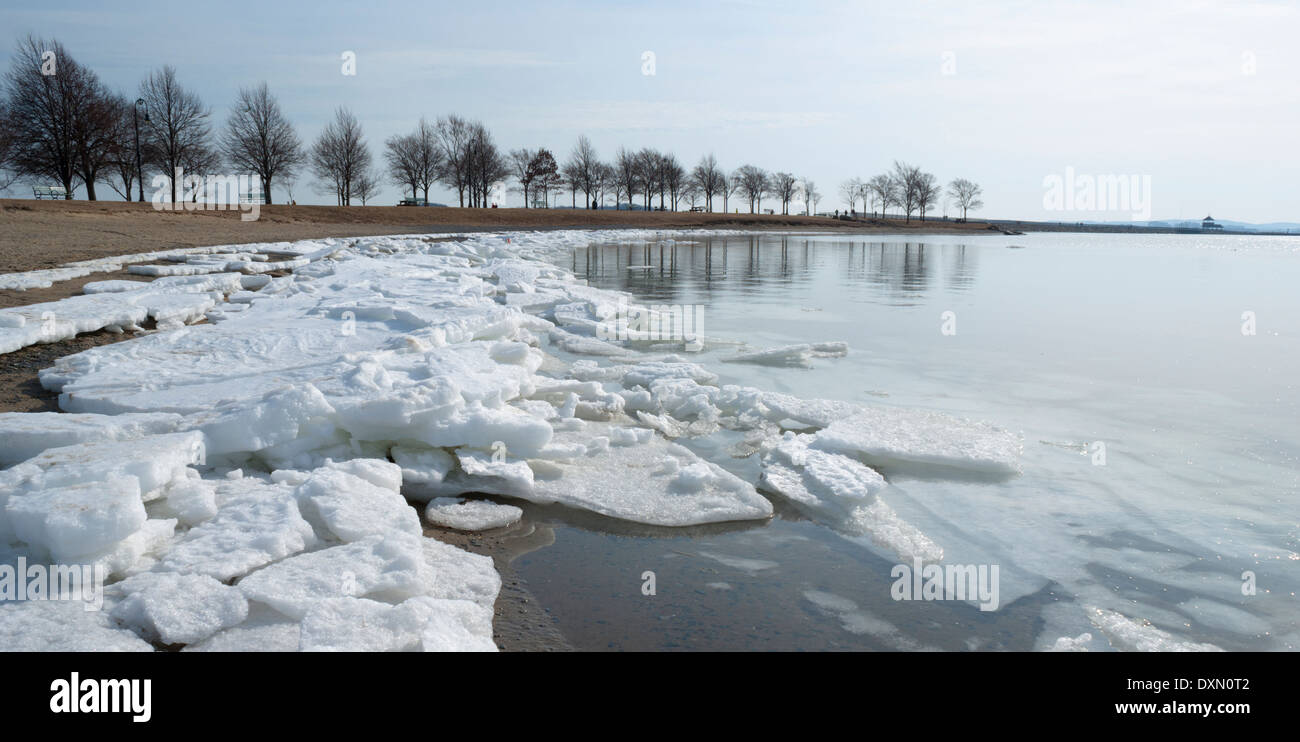 Schmelzende Eiswürfel am Seeufer Stockfoto