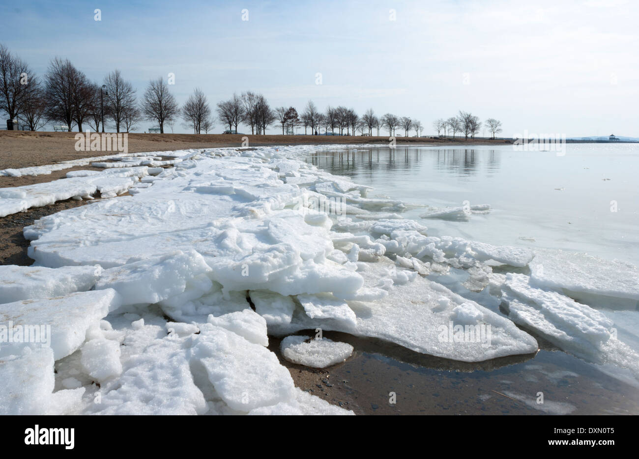 Schmelzende Eiswürfel am Seeufer Stockfoto