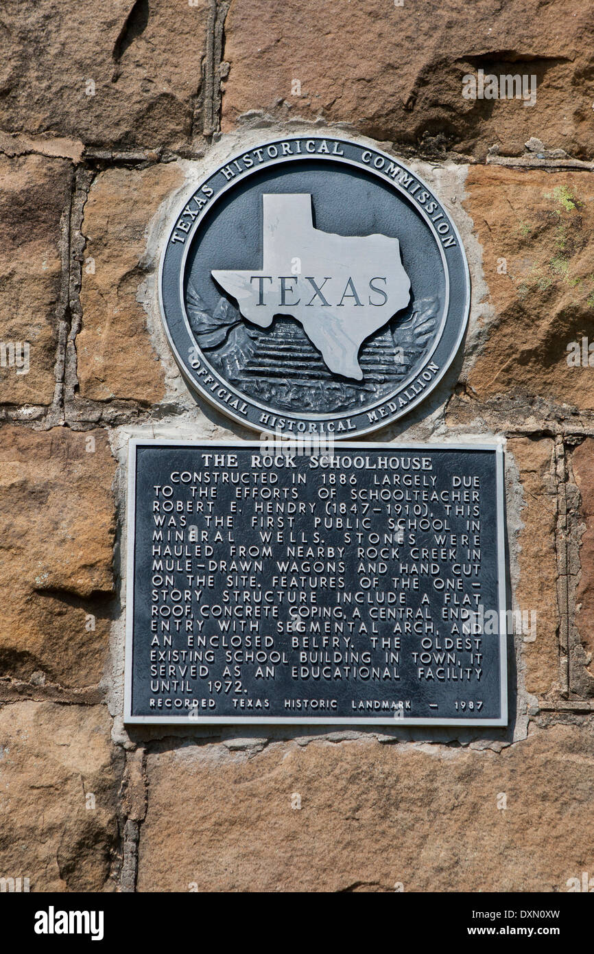 Das ROCK-Schulhaus erbaut 1886 weitgehend durch die Bemühungen der Lehrer Robert E. Hendry (1847-1910), war dies die erste öffentliche Schule in Mineral Wells. Steinen wurden vom nahe gelegenen Rock Creek in Maultier gezogenen Wagen und Hand geschnitten auf dem Gelände geschleppt. Die einstöckige Struktur bietet ein flaches Dach, konkrete Bewältigungsstrategien, einen zentralen Ende-Eintrag mit segmentalen Bogen und einem geschlossenen Glockenturm. Das älteste bestehende Schulgebäude in der Stadt, diente es als eine pädagogische Einrichtung bis 1972. (1987) Stockfoto