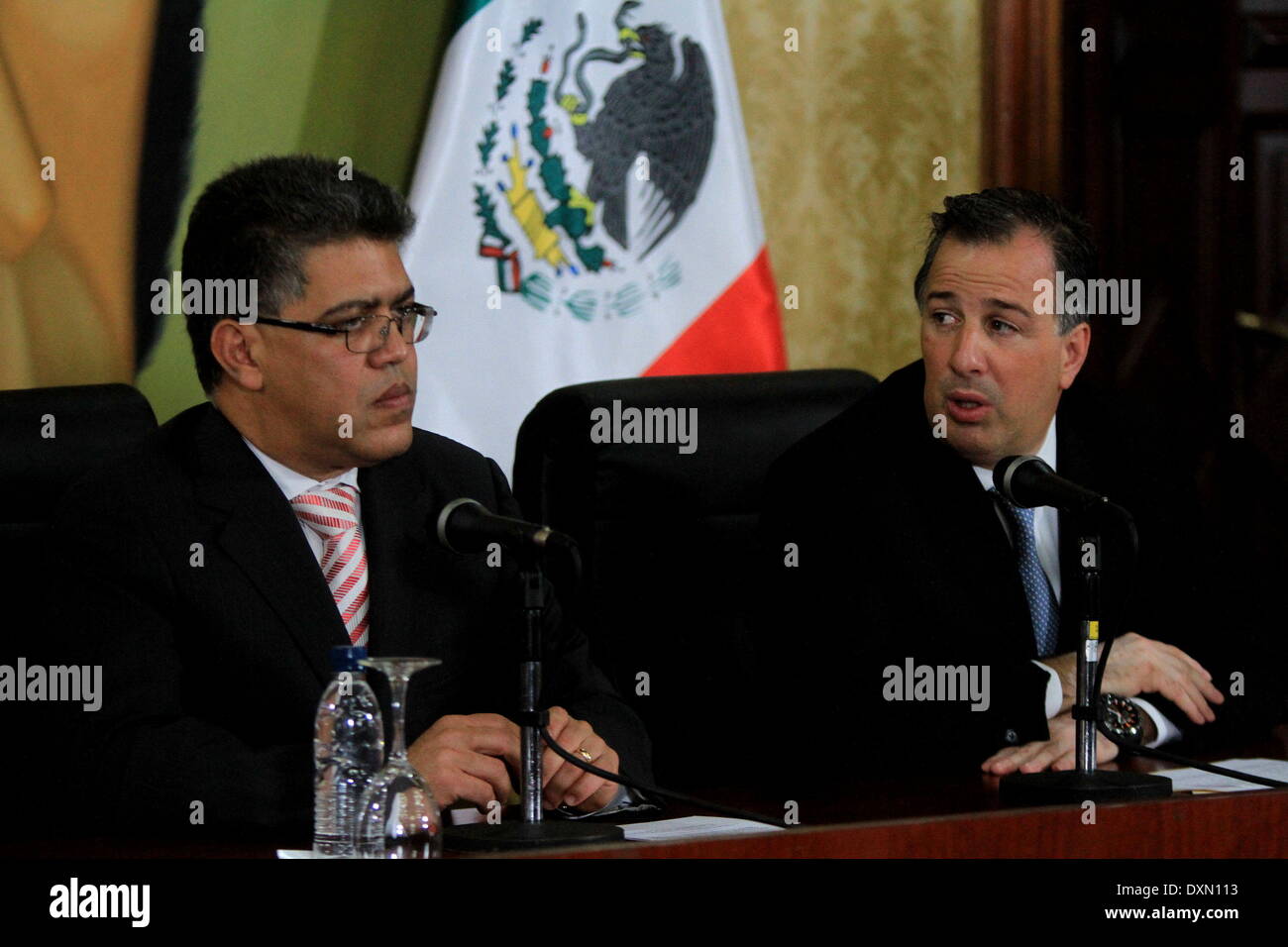 Caracas, Venezuela. 27. März 2014. Venezuelas Außenminister Elias Jaua (L) und seinem mexikanischen Amtskollegen Jose Antonio Meade teilnehmen in einer gemeinsamen Pressekonferenz nach einem Treffen in Caracas, Venezuela, 27. März 2014. Die beiden Außenminister trafen sich am Donnerstag, Kooperationsabkommen zu überprüfen und zu ratifizieren, das Engagement der bilaterale Handel zu vertiefen. © AVN/Xinhua/Alamy Live-Nachrichten Stockfoto