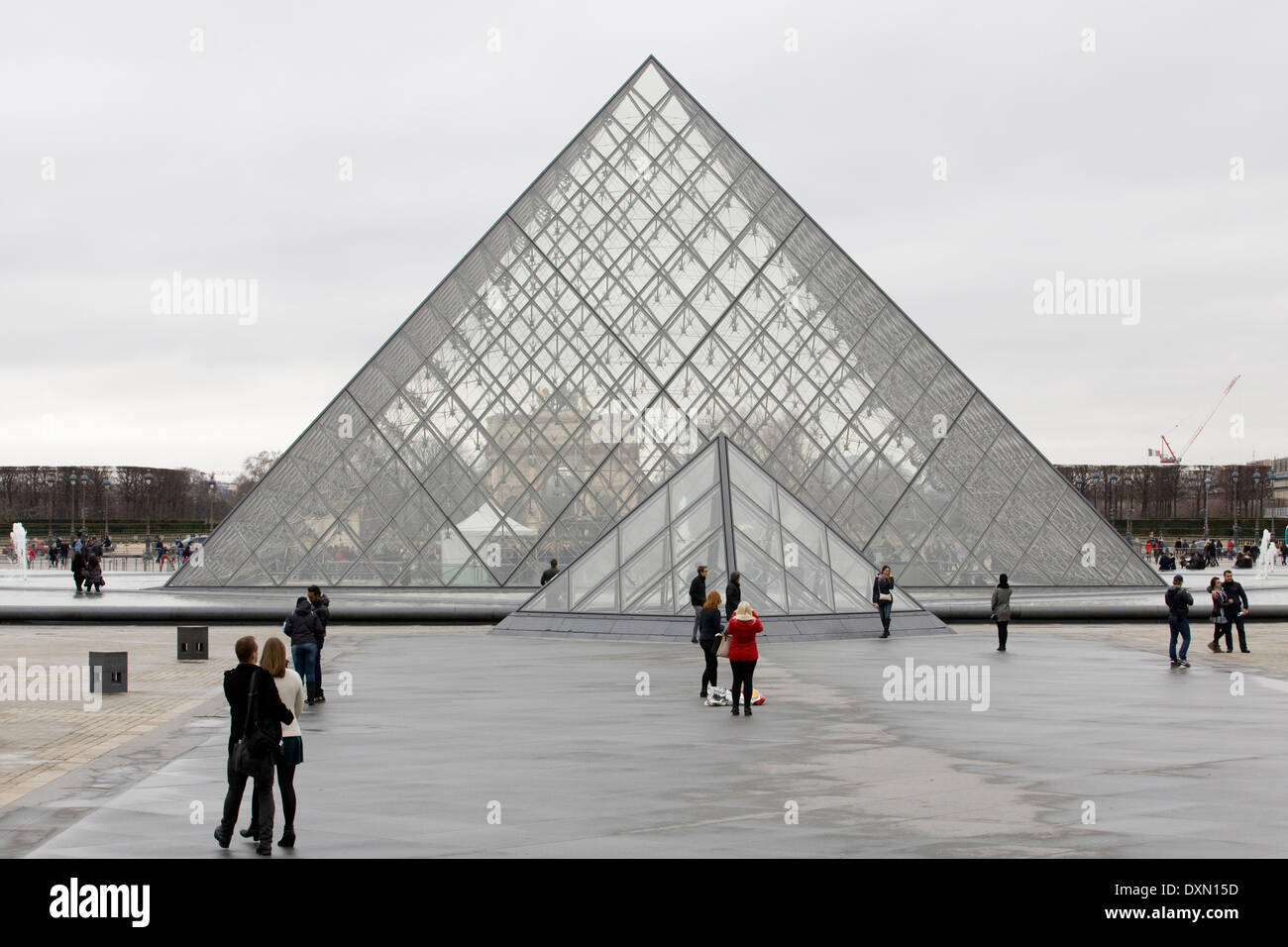 Tourist bei der Louvre-Pyramide, Teil des Louvre in Paris Stockfoto