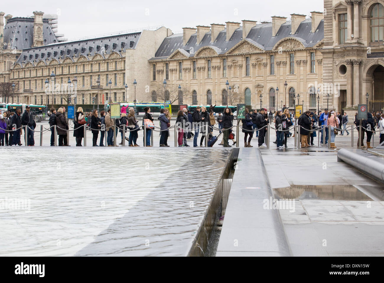 Massen, die Schlange, um in der Louvre-Pyramide, Teil des Louvre in Paris zu bekommen Stockfoto