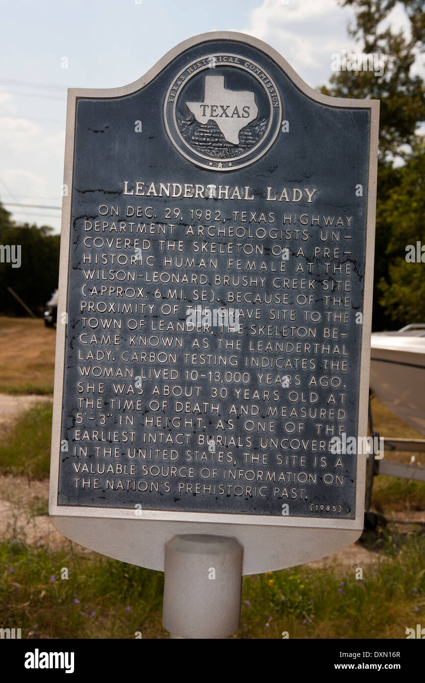 LEANDERTHAL LADY im aufgedeckt 29. Dezember 1982, Texas Highway Department Archäologen des Skeletts von einem prähistorischen menschlichen Weibchen bei der Wilson-Leonard Brushy Creek Site (ca. 6 mi. SE). Wegen der Nähe der Grabstätte, die Stadt von Leander wurde das Skelett als Leanderthal Dame bekannt. Kohlenstoff-Tests zeigen die Frau lebte 10-13.000 Jahren. Sie war etwa 30 Jahre alt zum Zeitpunkt des Todes und der gemessenen 5' 3' in der Höhe. Als eines der frühesten intakten Bestattungen in den Vereinigten Staaten aufgedeckt ist die Website eine wertvolle Quelle von Informationen über die prähistorische Vergangenheit des Landes. Stockfoto