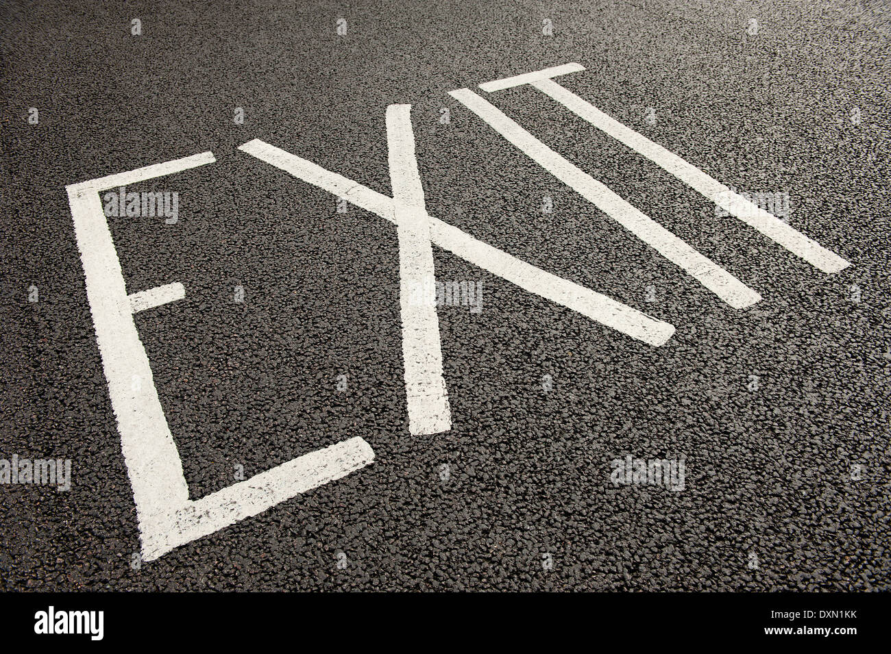 Draufsicht der großen Ausfahrt am Straßenbelag unterzeichnen. Stockfoto