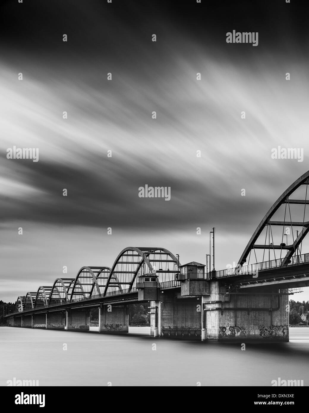 Bogenbrücke über Fluss Luleälven Stockfoto