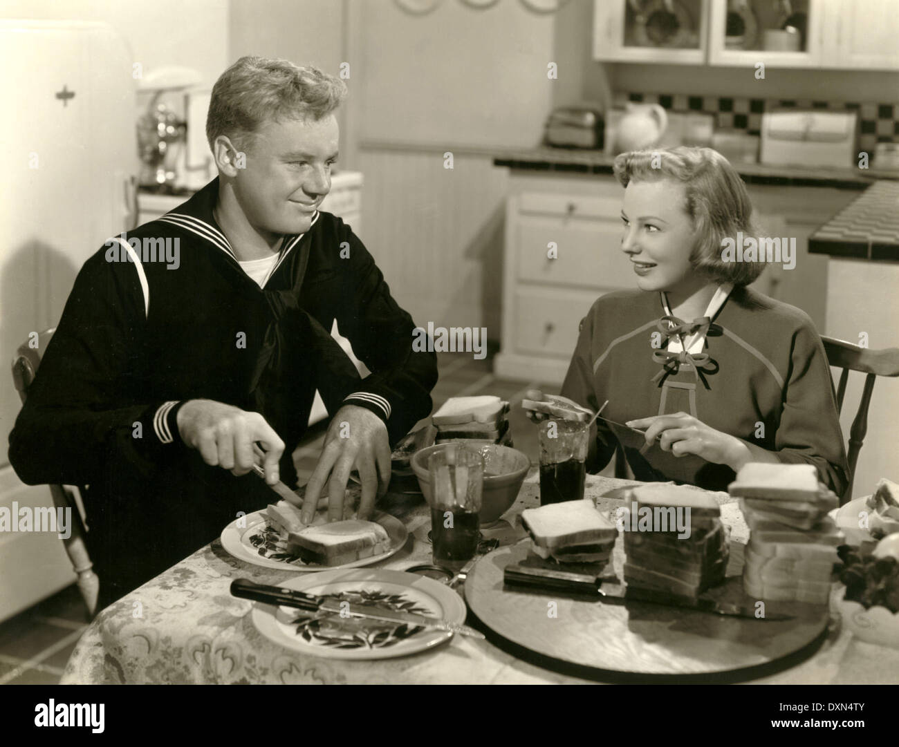 ZWEI MÄDCHEN UND EIN MATROSE Stockfoto