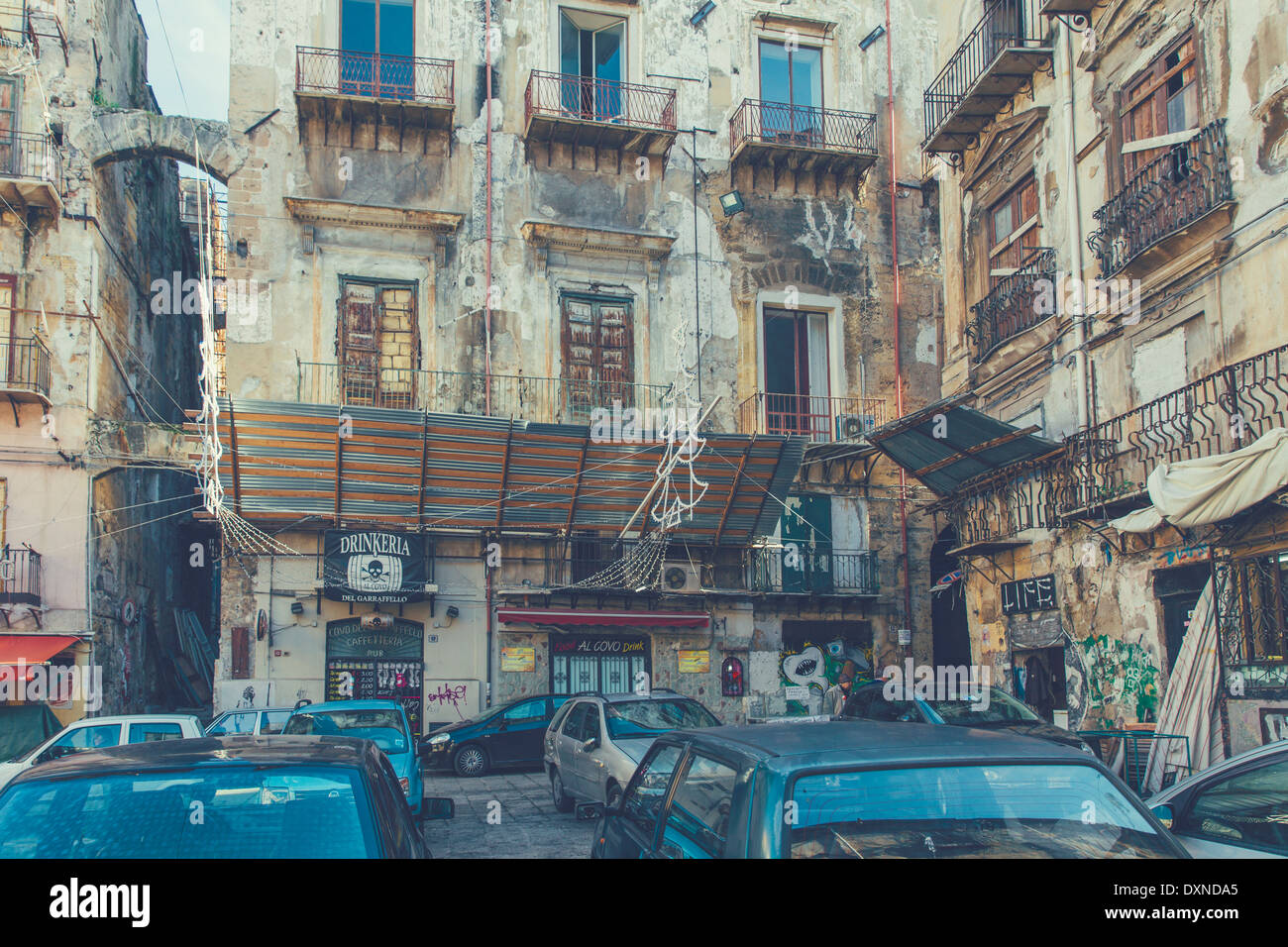 Italien, Sizilien, Palermo, parkende Autos vor verfallenden Häuser Stockfoto