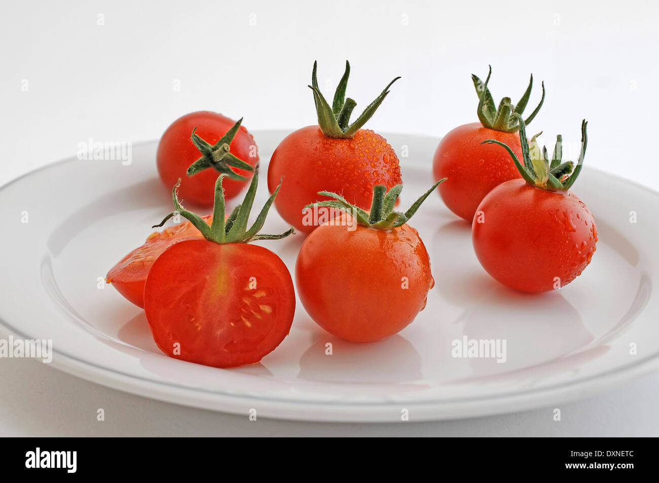 Tomaten auf einem weißen Teller Stockfoto