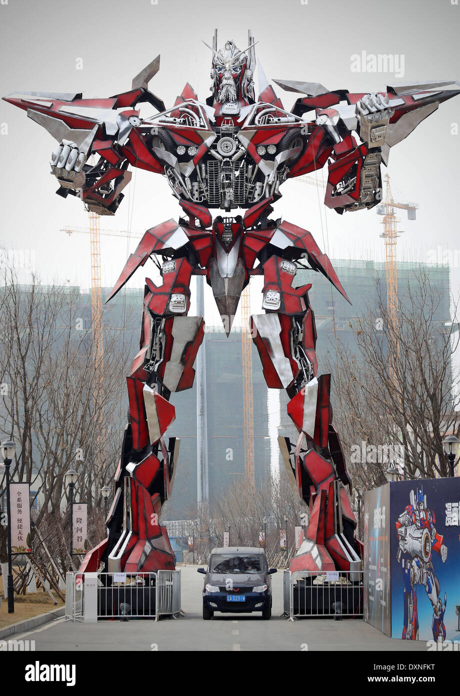 Shenyang, China Liaoning Provinz. 28. März 2014. Ein 16-Meter-hohen-Modell von Sentinel Prime, ein Autobot aus dem Film "Transformers", sieht man während einer Transformatoren-Tour in Shenyang, Hauptstadt des nordöstlichen Chinas Liaoning Provinz, 28. März 2014 statt. Bildnachweis: Yao Jianfeng/Xinhua/Alamy Live-Nachrichten Stockfoto