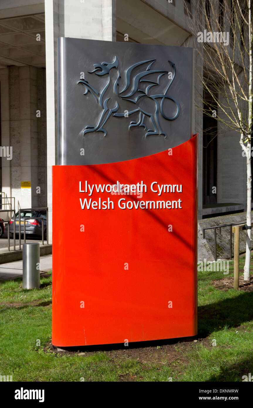 Waliser Regierung Zeichen neben Welsh Bürogebäude, Cathays Park, Cardiff, Wales. Stockfoto