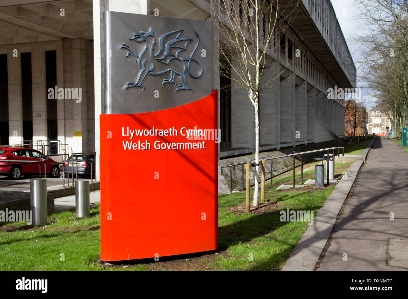 Waliser Regierung Zeichen neben Welsh Bürogebäude, Cathays Park, Cardiff, Wales. Stockfoto