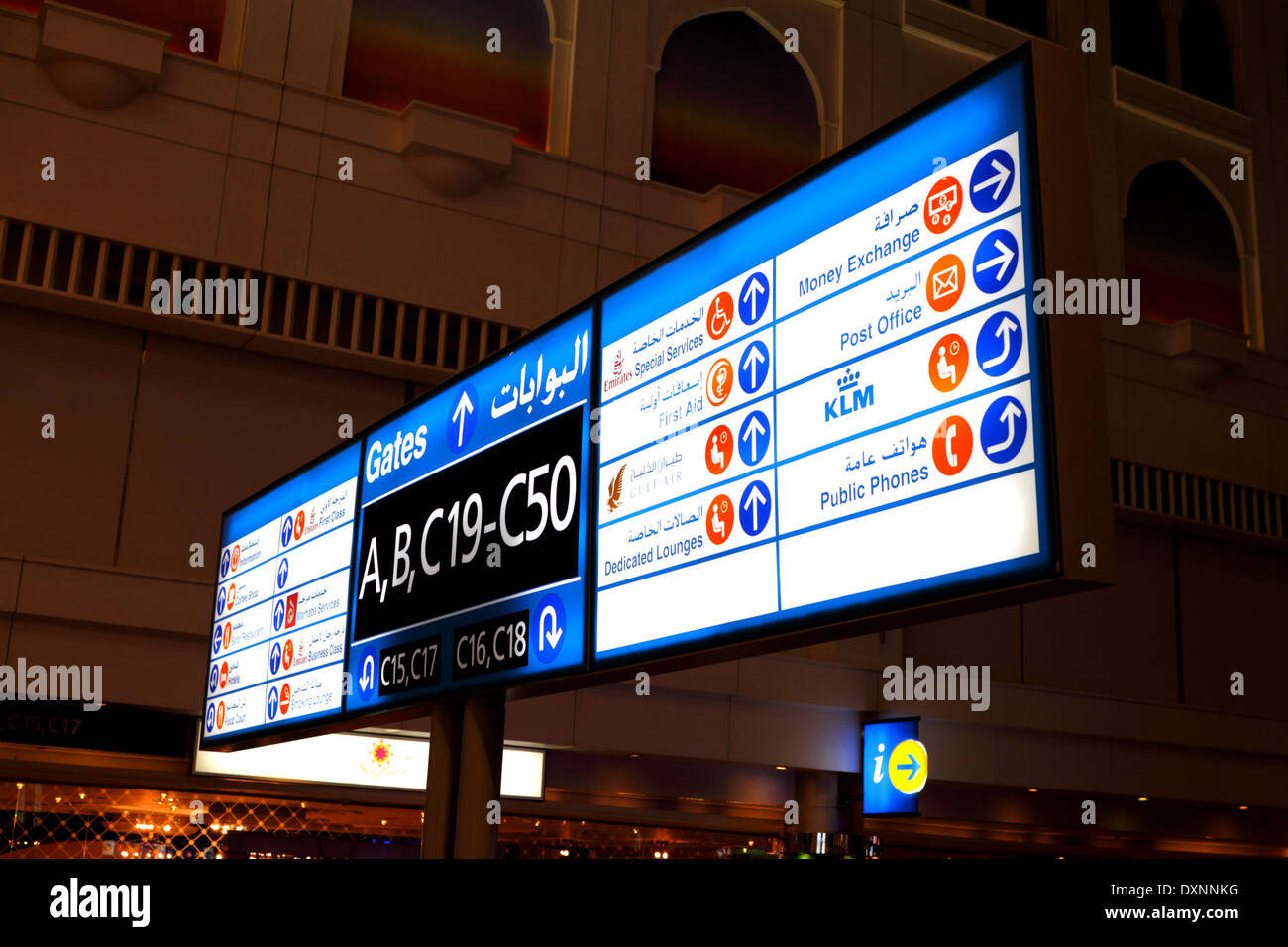 Informationsanzeige in der Abflug-Lounge am Dubai International Airport, Vereinigte Arabische Emirate Stockfoto