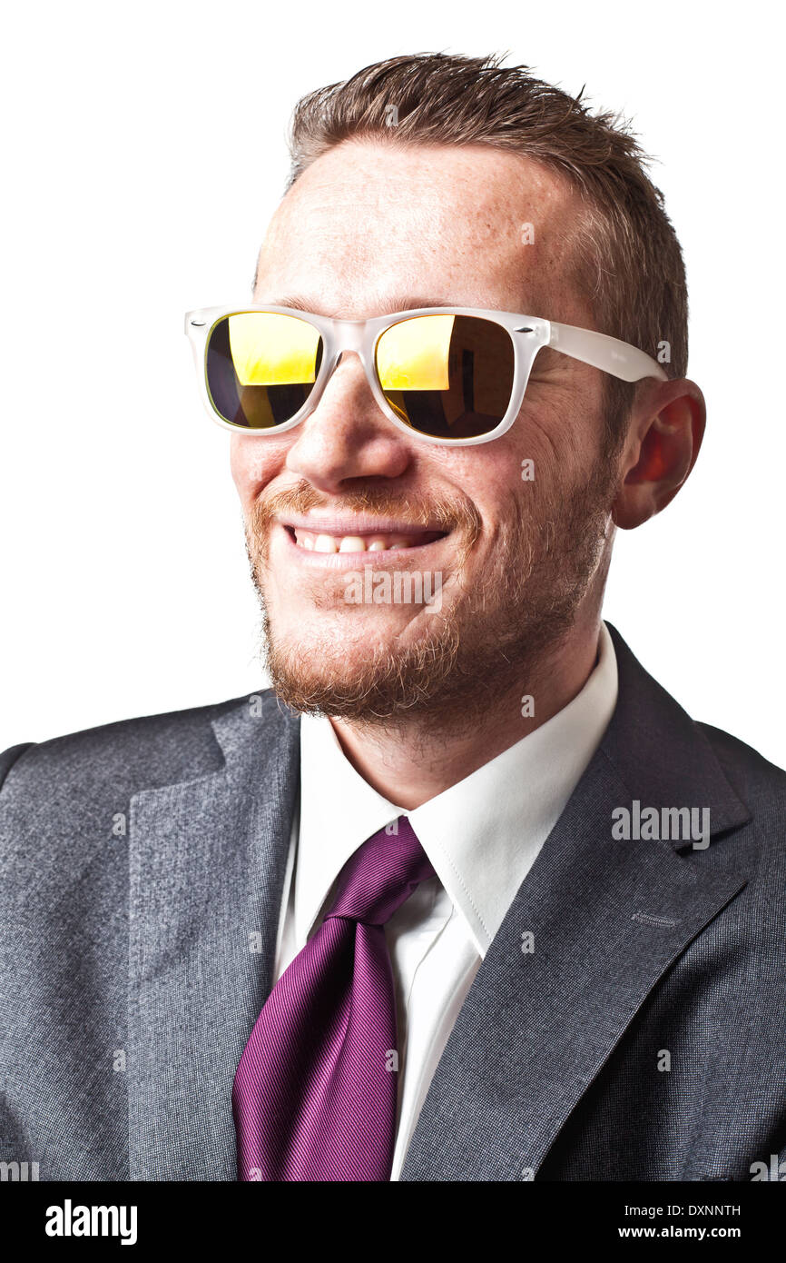lächelnde Geschäftsmann mit Sonnenbrille auf weißem Hintergrund Stockfoto