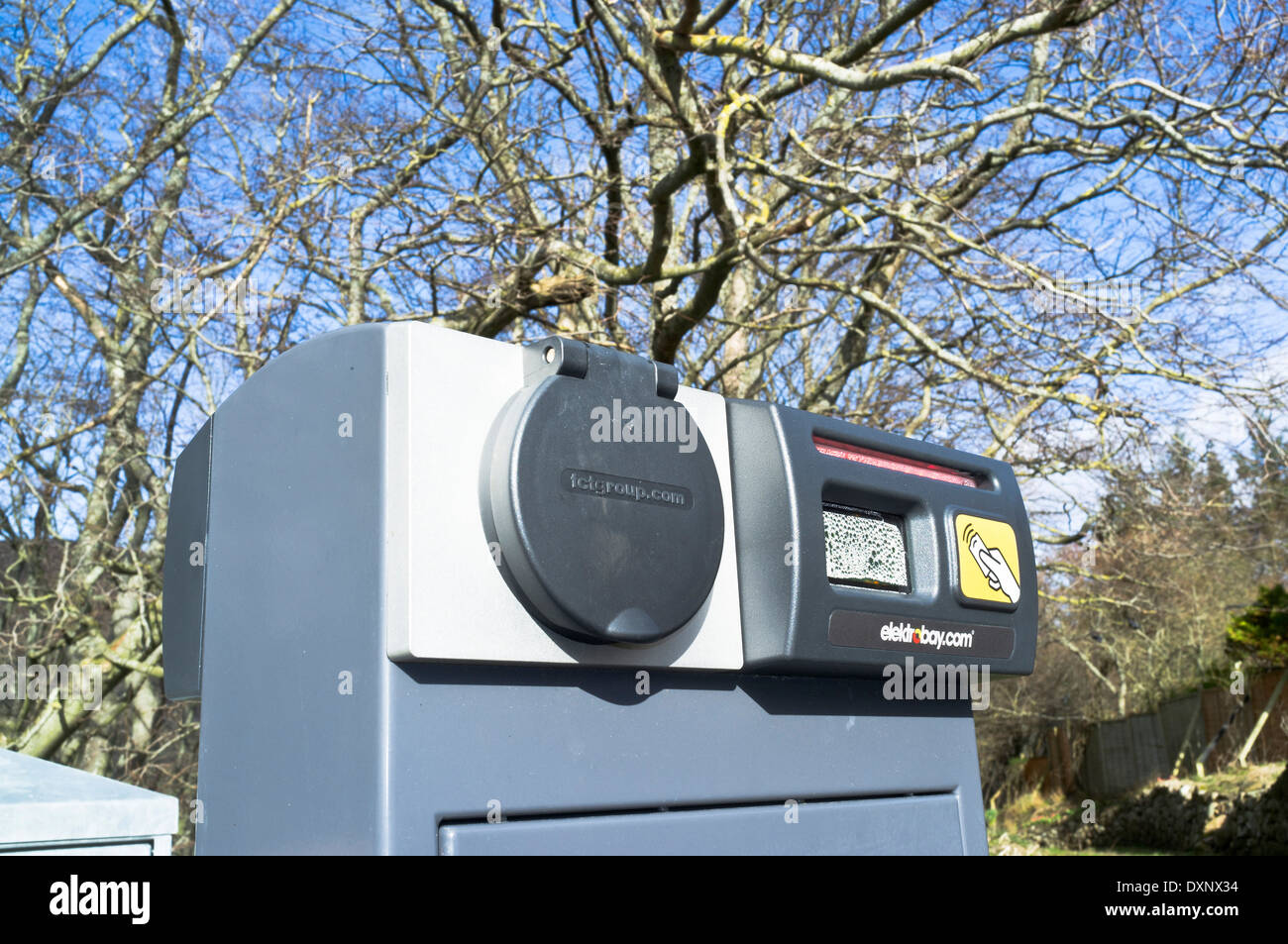 dh Electric Car Park ELEKTRIZITÄT UK Scotland Electric car Power Point parking Bay Connector Ladestation laden ev. Kfz-Stecker laden Stockfoto