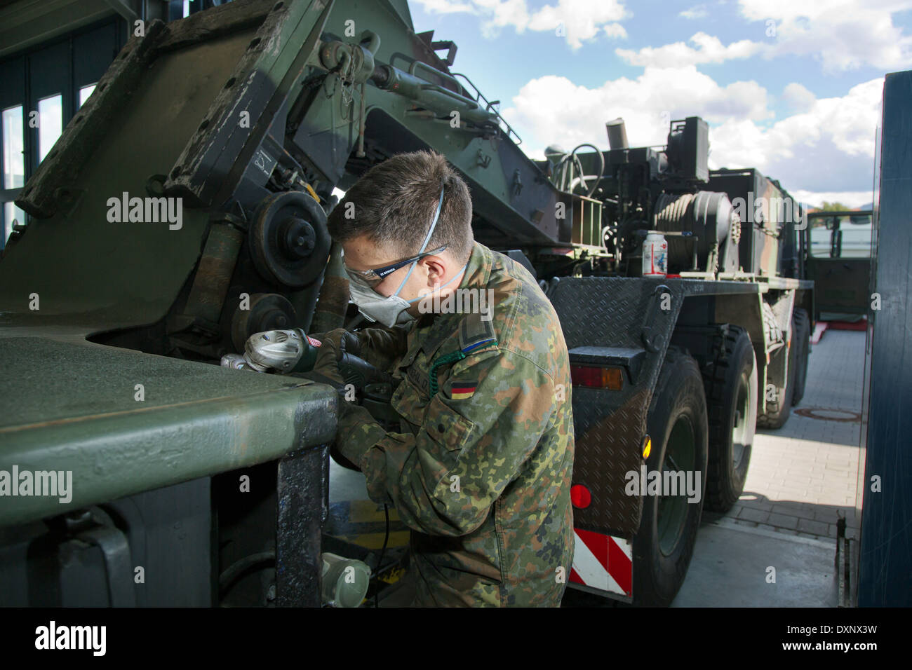Müllheim, Deutschland, Mechanic bei Reparaturarbeiten an ein Heavy-Duty Transporter Robert Schuhmann Barracks Stockfoto