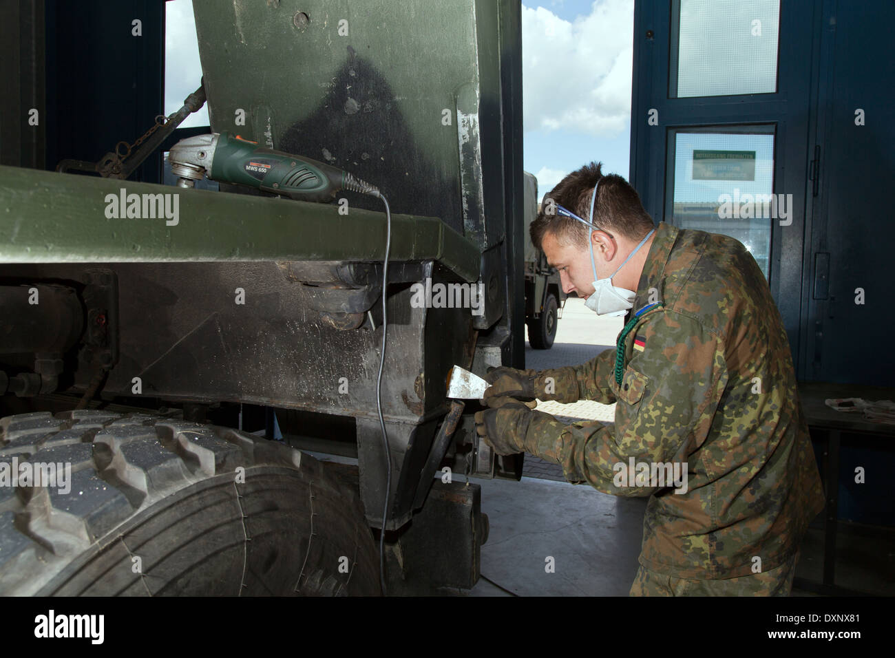 Müllheim, Deutschland, Mechanic bei Reparaturarbeiten an ein Heavy-Duty Transporter Robert Schuhmann Barracks Stockfoto