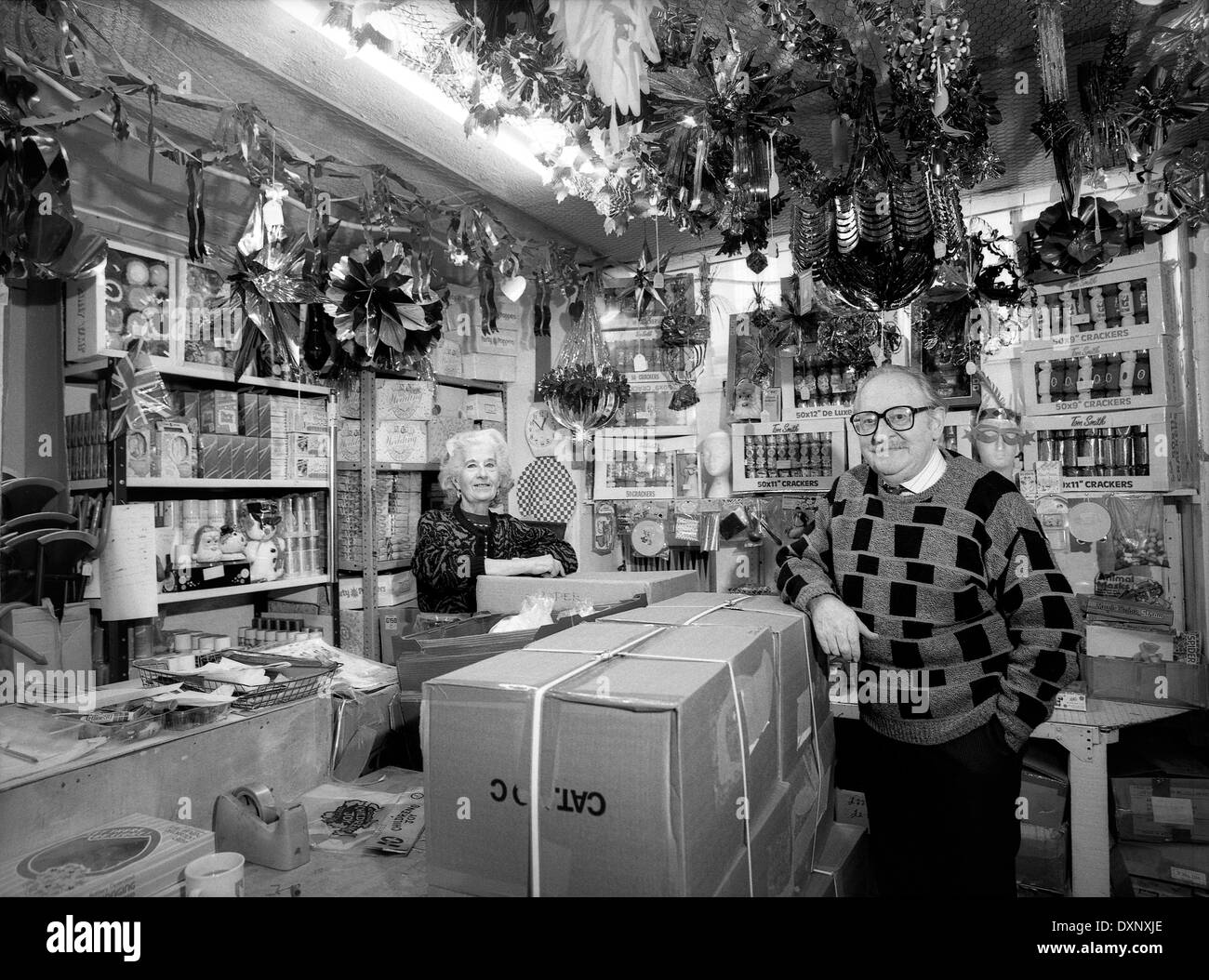 Karneval Neuheiten Party und Dekoration Großhändler im Jahr 1989 in Redchurch Street, Shoreditch, East London, UK Stockfoto