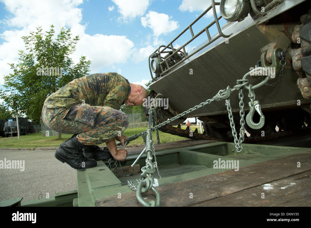 Müllheim, Deutschland, erfolgt eine Schuetzenpanzer bereit für den Transport in der Robert - Schumann - Kaserne Stockfoto