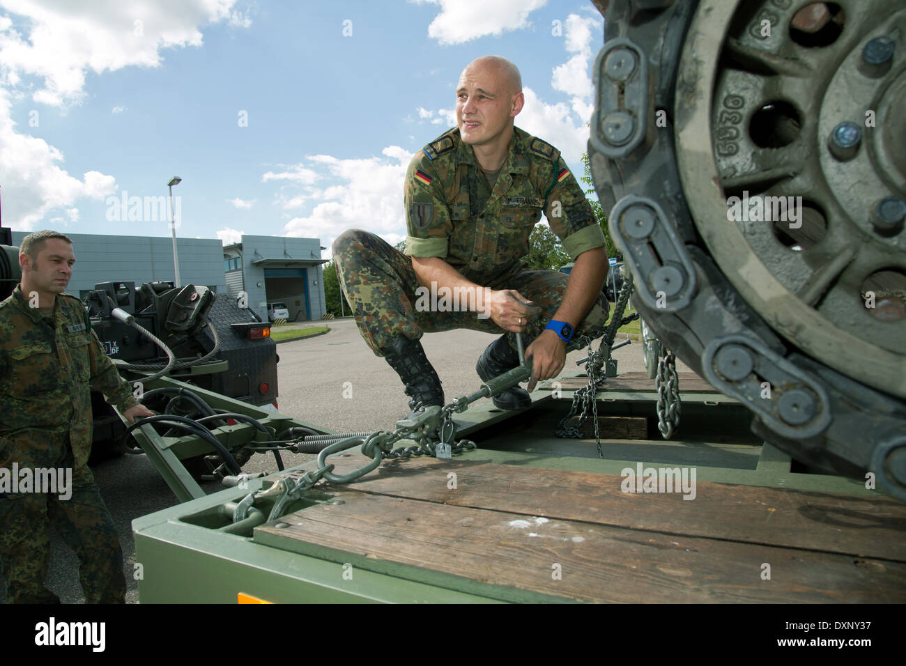 Müllheim, Deutschland, erfolgt eine Schuetzenpanzer bereit für den Transport in der Robert - Schumann - Kaserne Stockfoto