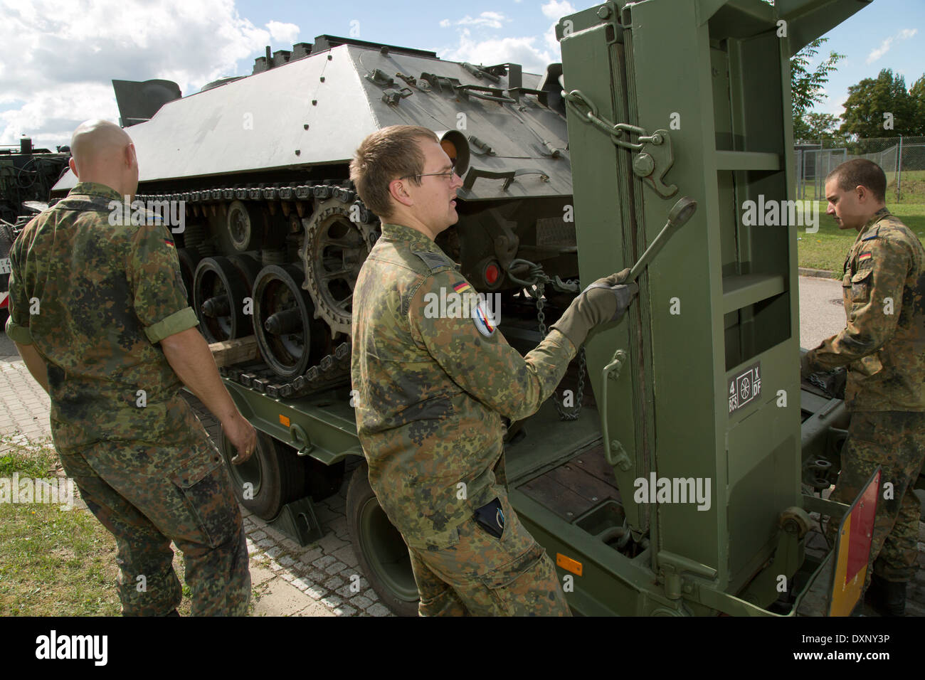 Müllheim, Deutschland, erfolgt eine Schuetzenpanzer bereit für den Transport in der Robert - Schumann - Kaserne Stockfoto