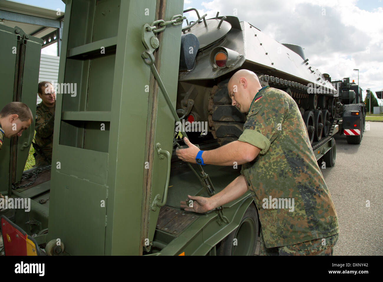 Müllheim, Deutschland, erfolgt eine Schuetzenpanzer bereit für den Transport in der Robert - Schumann - Kaserne Stockfoto
