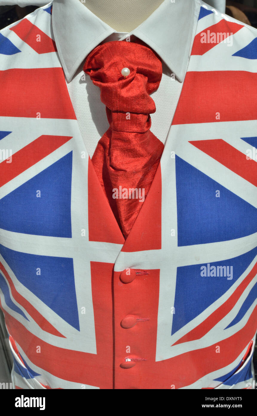 Union Jack-Weste mit roter Krawatte und weißem Hemd auf dem Display in einem UK-Schaufenster Stockfoto