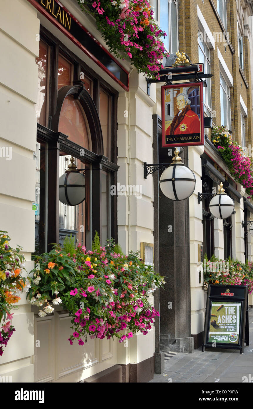 Die Chamberlain Hotel und Pub in der Nähe von Tower Bridge, City of London, London, UK. Stockfoto
