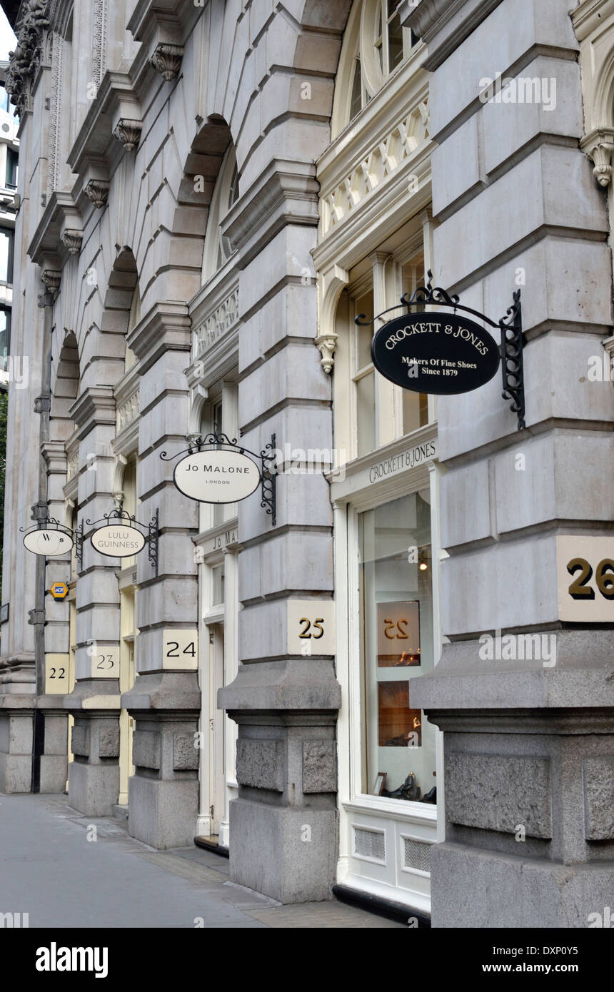 Hochwertige Designer-Shops außerhalb der Royal Exchange in der City of London, London, UK Stockfoto