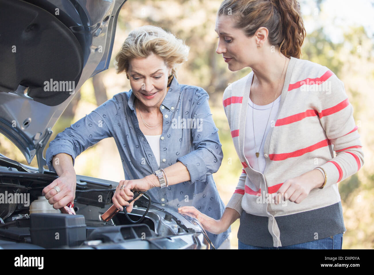 Mutter und Tochter springen Start Auto Stockfoto