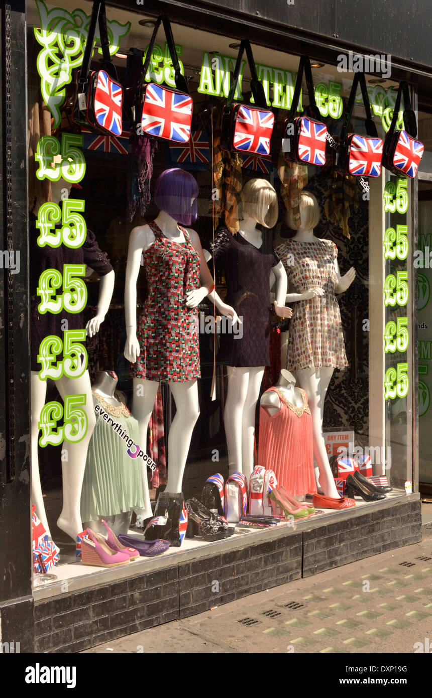 Schneiden Sie Preis Geschäft für Damenbekleidung in Notting Hill, London, UK. Stockfoto