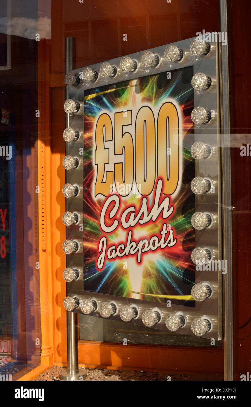Fünfhundert Pfund Cash Jackpots Zeichen außerhalb einer Vergnügungen Arkade, London, UK. Stockfoto