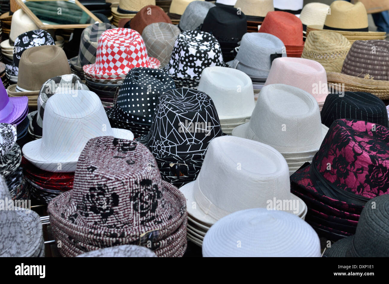 Geströmten Hut auf einem Marktstand, London, UK Stockfoto