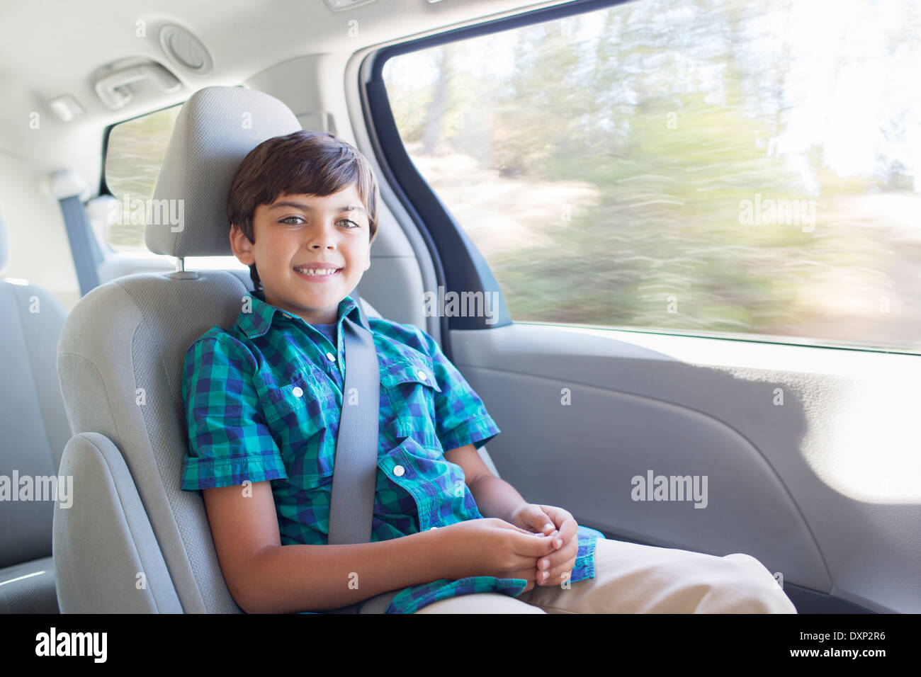 Porträt eines lächelnden jungen in Auto Stockfoto