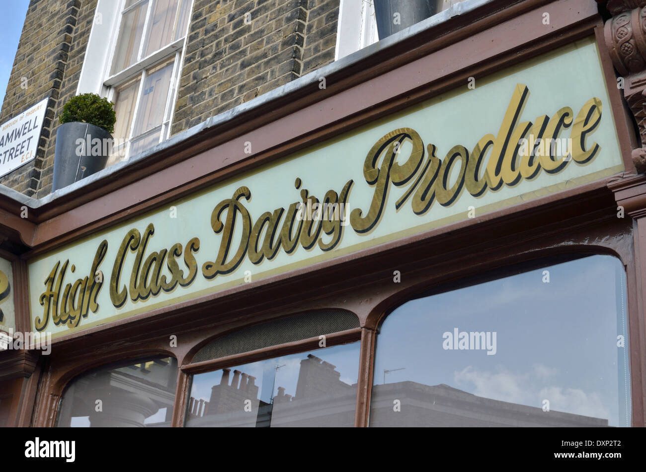 Alte traditionelle "hohe Klasse Milch und Milcherzeugnisse" melden Sie sich außerhalb von Lloyd und Sohn, bei Nummer 42 Amwell Street, Islington, London, UK. Stockfoto