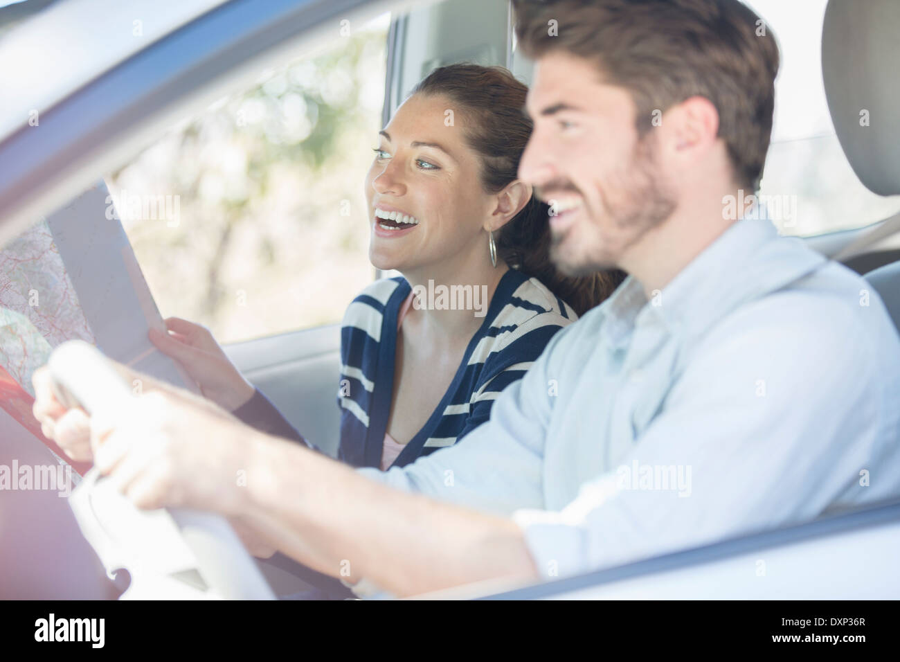 Brautpaar mit Karte fahren im Auto Stockfoto